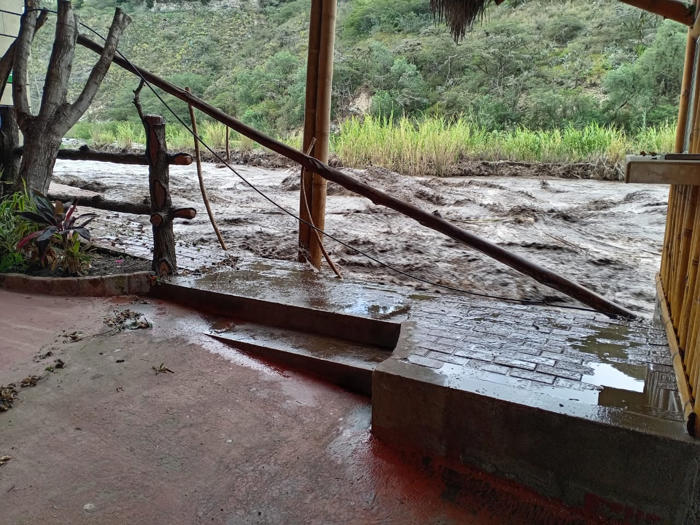 amazon, se desbordó el río pisque en guayllabamba inundando a complejo turístico