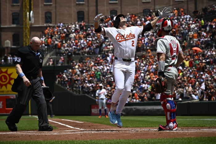 orioles hit 4 hrs off wheeler, beat the phillies 8-3 to take 2 of 3 in the series