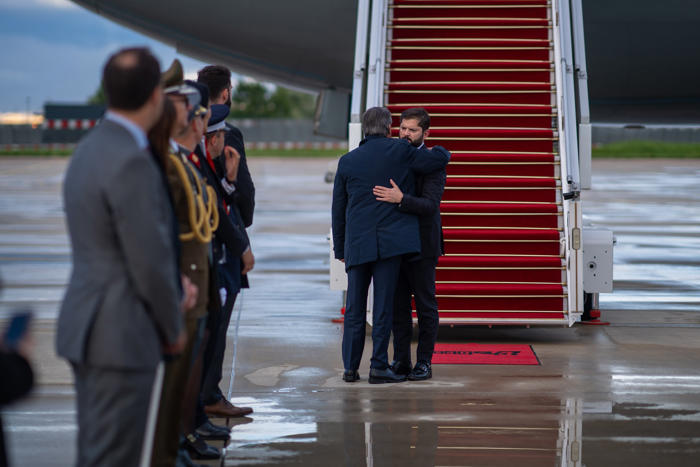 presidente gabriel boric arriba a francia en cierre de su gira por europa: sostendrá encuentro con emmanuel macron este lunes