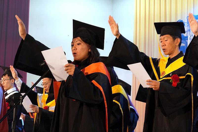 中華大學畢典 校長以ai巨擘勉勵畢業生「成就更好的自己」！
