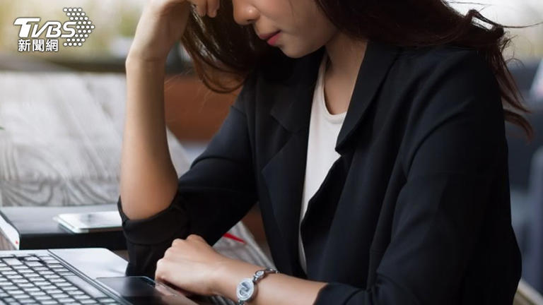 網友不知到底該馬上入職新公司，還是領完年終再離職。（示意圖／shutterstock 達志影像）