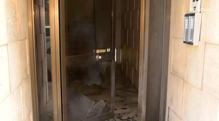 παγκράτι: έκρηξη σε είσοδο πολυκατοικίας