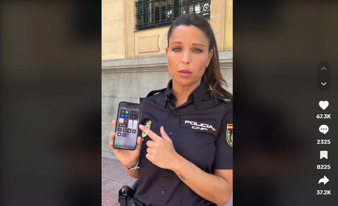 la policía nacional avisa: si sueles tener este botón del móvil encendido, puedes tener un disgusto