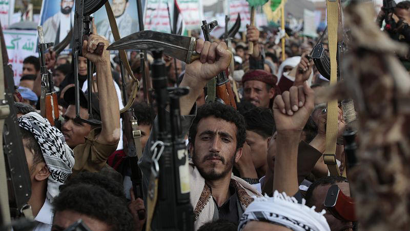 gli houthi dicono di aver attaccato una nave militare usa e due petroliere a largo dello yemen