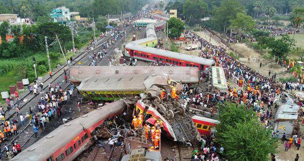nejméně 13 mrtvých při srážce vlaků v indii: zdemolované vagóny, desítky zraněných