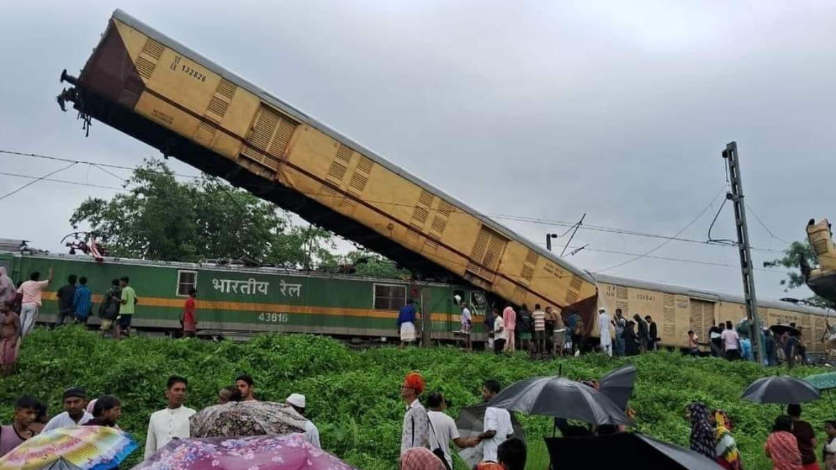 印度火車相撞！車廂幾乎成廢鐵 釀5死25傷