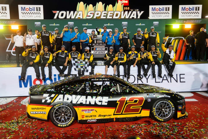 ryan blaney staves off challengers for dominant win at iowa corn 350