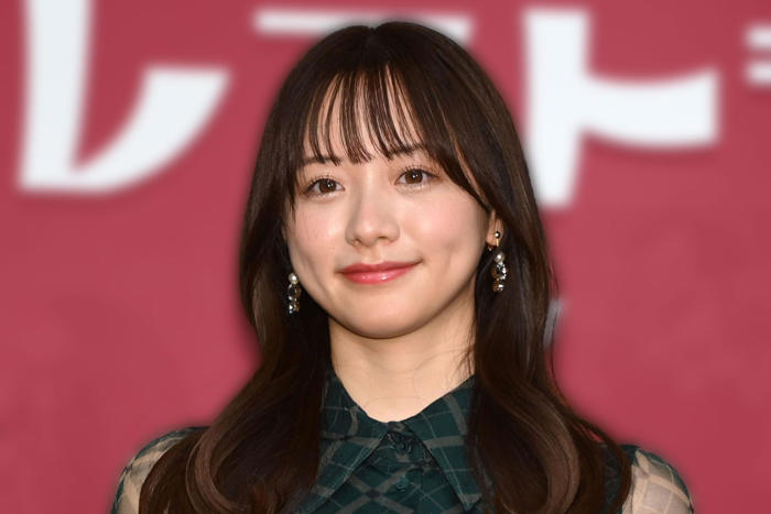 ＜森香澄＞大胆ミニで美脚すらり フェミニンセットアップ、デニムワンピのフォトも