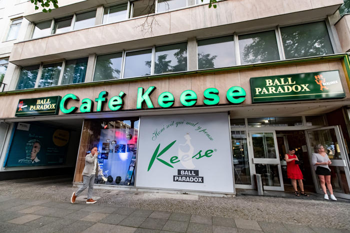 café keese in berlin-charlottenburg: partnerbörse, lasterhöhle, flirttelefone – alles bald zu ende?
