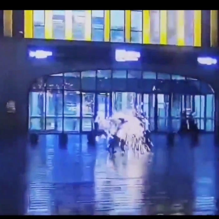 rayo cae sobre persona que caminaba con paraguas bajo la lluvia: video