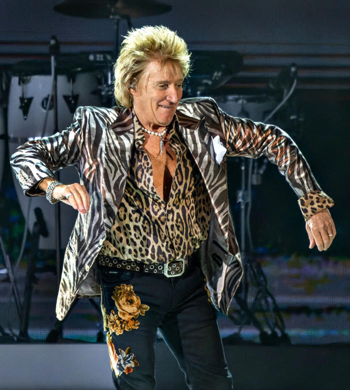 sir rod stewart ‘booed’ in germany after showing images of ukraine flag and president