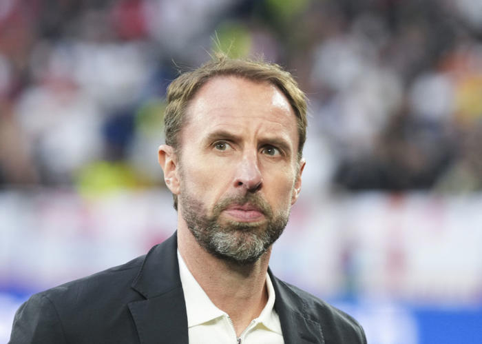 lineker 'disagrees' with southgate's comments over alexander-arnold substitution v serbia