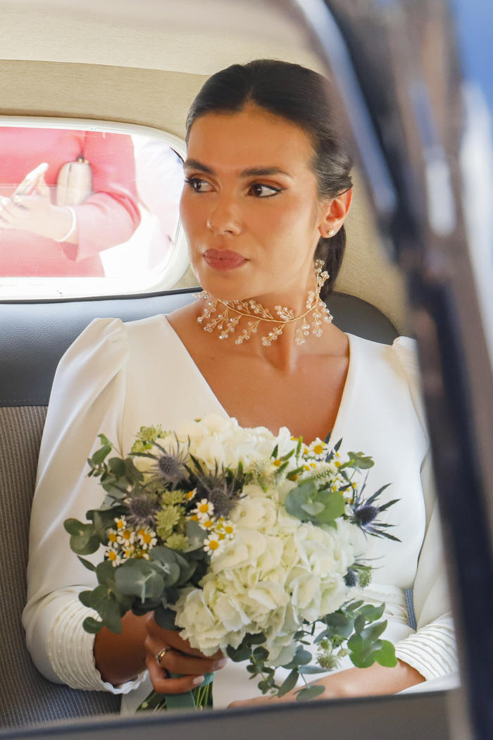 la madrileña que hizo boho un vestido de novia clásico gracias a un choker en la boda asturiana del año