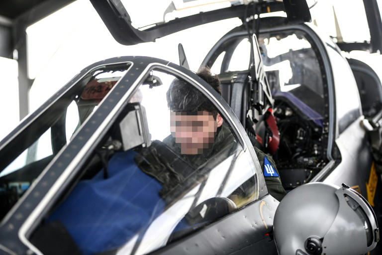 des pilotes ukrainiens formés en france pour récupérer la maîtrise du ciel
