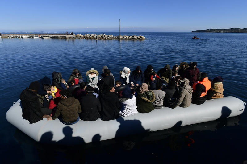 řecká pobřežní stráž shazovala migranty zpátky do moře, píše bbc