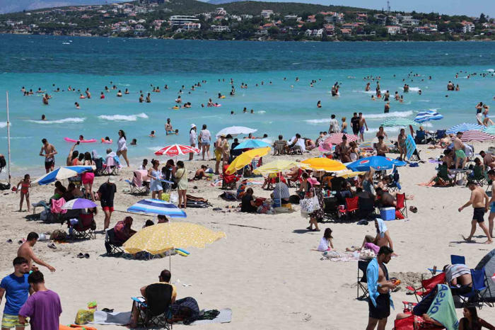 binlerce kişi çeşme ilıca plajı’na akın etti: i̇lçenin nüfusu 1 milyona dayandı