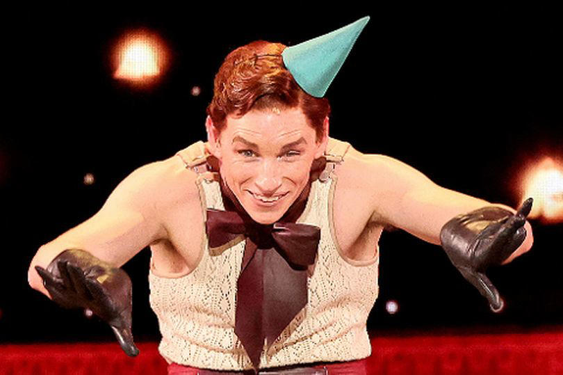 eddie redmayne ruthlessly mocked for terrifying tonys performance and compared to pennywise