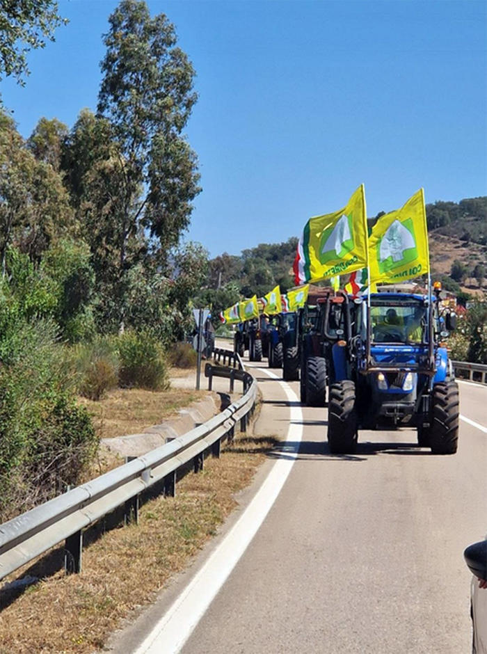 trattori in marcia in sardegna per l'emergenza siccità