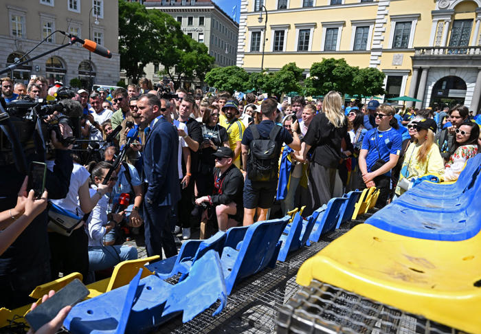 oppsiktsvekkende bilder: ukraina viste fram bombet tribune i tyskland