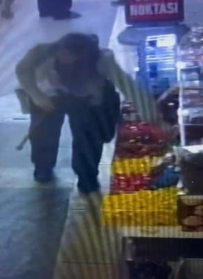 yaşlı kadının kolonya hırsızlığı güvenlik kamerasında