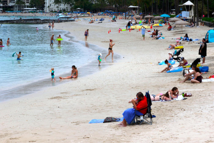 hawaii police tell holidaymakers to bring valuables in to the ocean with them