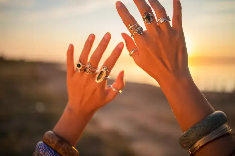 vaše prsteny mohou prozradit, jakou máte osobnost. záleží, na kterých prstech je nosíte