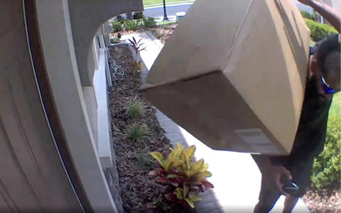 Man Stunned at Way FedEx Driver Delivered $1,000 Birthday Gift: 