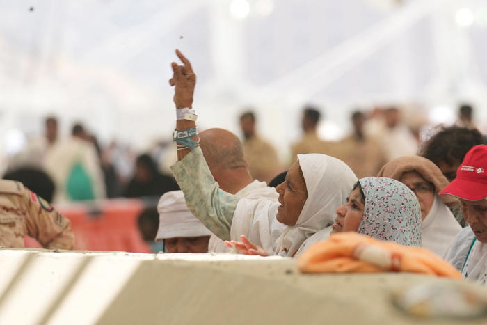 peregrinos musulmanes reanudan la lapidación simbólica del diablo bajo un calor sofocante
