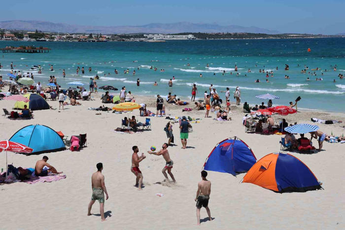 binlerce kişi çeşme ilıca plajı’na akın etti: i̇lçenin nüfusu 1 milyona dayandı