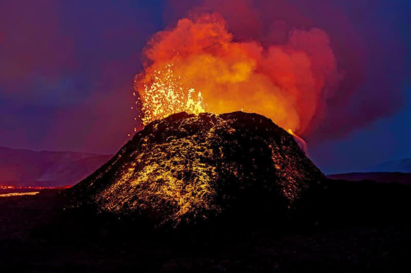800年の眠りから覚めた火山噴火のすさまじい映像──アイスランド