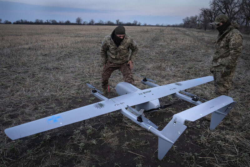 ukrajinské drony útočily na ruskou ocelárnu, ruské na sanitku