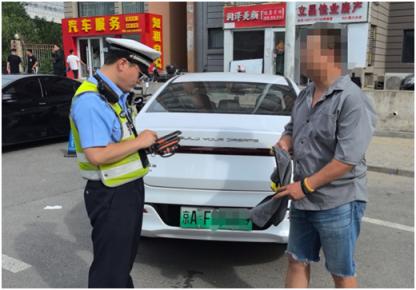 租车公司门前停放19辆车，这7辆为啥遮挡号牌？