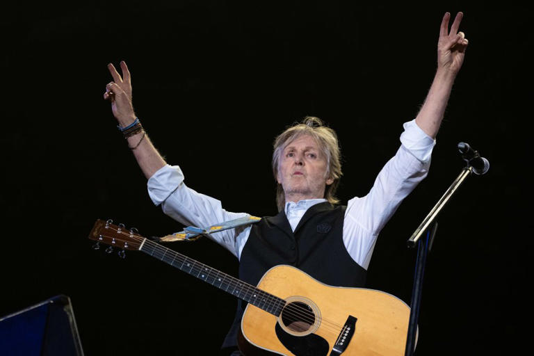 Paul McCartney performs on The Pyramid Stage at Glastonbury 2022 (Photo: Harry Durrant/Getty)