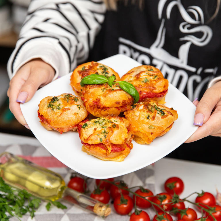 Pizza cupcakes: The perfect party snack and dinner delight