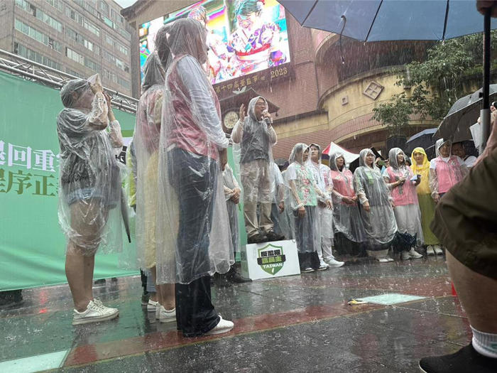 綠宣講台北場 懷孕議員淋雨！青鳥怒轟：為何退租遮雨棚