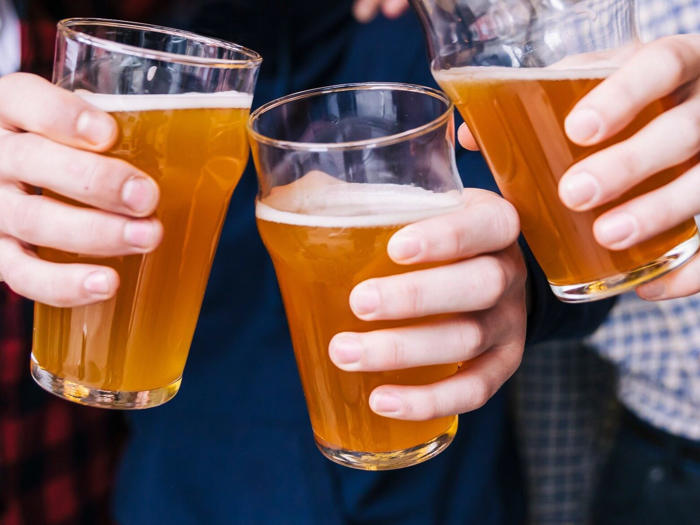 polacy piją coraz mniej piwa. producenci już liczą pierwsze straty