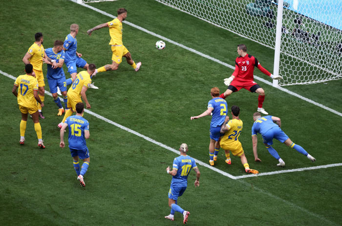 rumania sorprende en la eurocopa con goleada sobre ucrania: arquero del real madrid pagó caro un grosero error