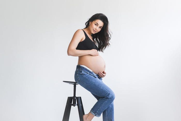 voici la façon idéale de s’habiller durant son premier trimestre de grossesse, selon une spécialiste de la mode