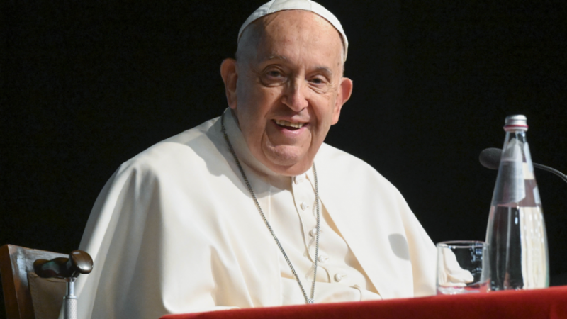 le pape françois accusé d’avoir mis illégalement des téléphones sur écoute