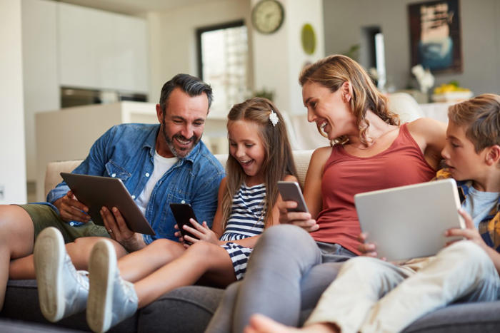meta presenta la serie “genitori connessi”: come navigare con i figli sui social