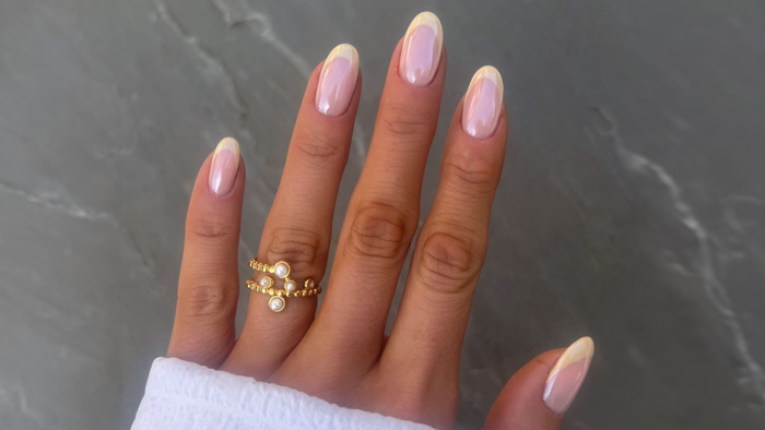 buttered french nails sind die sommerliche trend-variante der klassischen maniküre - und wir zeigen euch die schönsten styles