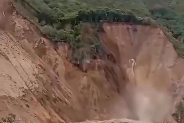video: alerta por monumental deslizamiento de tierra que cae sobre el río páez en cauca: se teme desbordamiento
