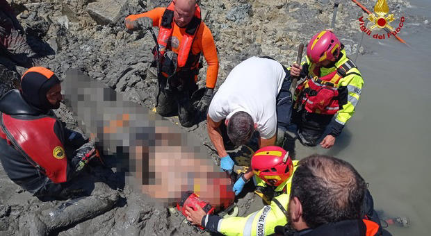 terrore a venezia, operaio intrappolato nel fango in laguna: le drammatiche operazioni di soccorso
