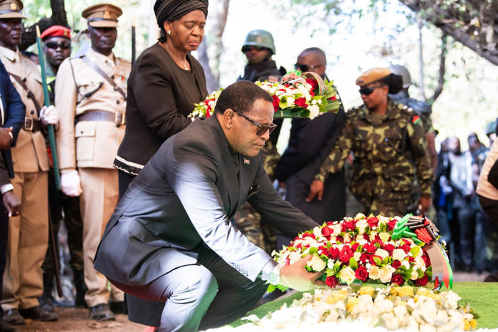 sepultan a vicepresidente de malaui que murió en caída de avión; presidente ordena pesquisa