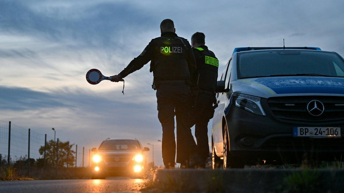 pole will strafe zahlen: görlitzer polizisten fahren ihn zum geldautomaten