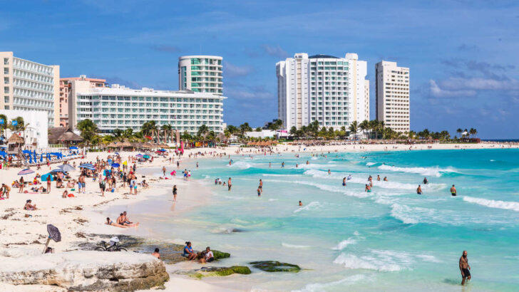 American Airlines Temporarily Suspends New York Flights To Cancun Amid Slowdown