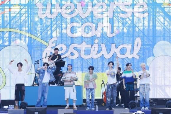 「weverse con festival」パク・ジニョン＆バン・シヒョクの約20年ぶりコラボも！seventeenら計23組に大熱狂（総合）