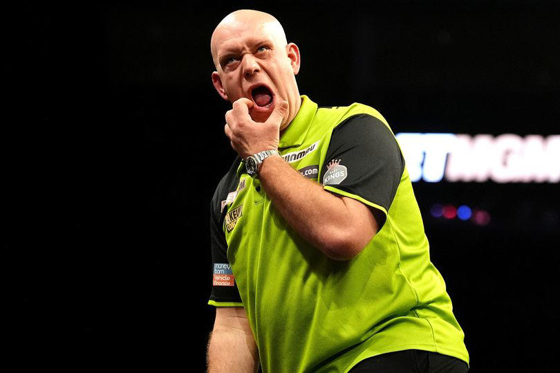 luke humphries shows true colours with warning after michael van gerwen stance