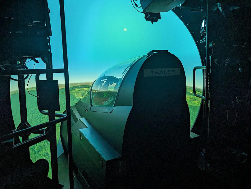 no sudoeste de frança, pilotos ucranianos estão a aprender a pilotar aviões de combate