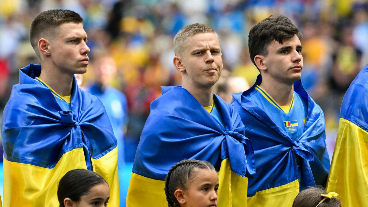 roumanie-ukraine : drapeaux autour du cou, les images fortes des ukrainiens pendant les hymnes